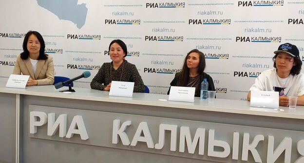 Брифинг организаторов фестиваля "Глокализация". Слева направо: министр культуры и туризма Калмыкии Саглара Тюрбеева, кинорежиссер Элла Манжеева, фотограф-оператор Екатерина Орловская, рэпер и продюсер Тимур Бубеев (Everthe8). Элиста, 10 июня 2021 года. Фото Бадмы Бюрчиева для «Кавказского узла». Брифинг организаторов фестиваля "Глокализация". Слева направо: министр культуры и туризма Калмыкии Саглара Тюрбеева, кинорежиссер Элла Манжеева, фотограф-оператор Екатерина Орловская, рэпер и продюсер Тимур Бубеев (Everthe8). Элиста, 10 июня 2021 года. Фото Бадмы Бюрчиева для «Кавказского узла».