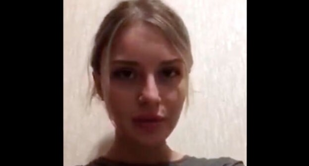 Халимат Тарамова. стоп-кадр видео https://twitter.com/novaya_gazeta/status/1403091524754325513 Халимат Тарамова. стоп-кадр видео https://twitter.com/novaya_gazeta/status/1403091524754325513
