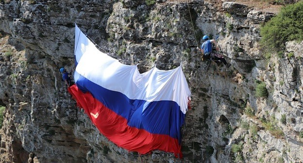 Спасатели развернули флаг на вершине Тарки-Тау. Фото: пресс-служба МЧС по Дагестану Спасатели развернули флаг на вершине Тарки-Тау. Фото: пресс-служба МЧС по Дагестану