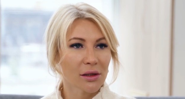 Алена Попова. Стоп-кадр видео канала ТыНеОдна https://www.youtube.com/watch?v=7bPPldzcLzg Алена Попова. Стоп-кадр видео канала ТыНеОдна https://www.youtube.com/watch?v=7bPPldzcLzg