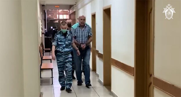Силовики ведут Вартана Кочьяна по коридору. Кадр видео управления СКР по Краснодарскому краю https://kuban.sledcom.ru/news/item/1581657/ Силовики ведут Вартана Кочьяна по коридору. Кадр видео управления СКР по Краснодарскому краю https://kuban.sledcom.ru/news/item/1581657/