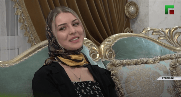 Халимат Тарамова. Стоп-кадр спецрепортажа ЧГТРК "Грозный", https://youtu.be/CxuqoPCnoVw Халимат Тарамова. Стоп-кадр спецрепортажа ЧГТРК "Грозный", https://youtu.be/CxuqoPCnoVw