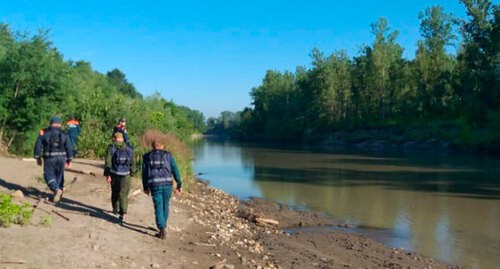 Поиски детей в горной реке на Кубани . Фото: пресс-служба ГУ МЧС России по Краснодарскому краю Поиски детей в горной реке на Кубани . Фото: пресс-служба ГУ МЧС России по Краснодарскому краю