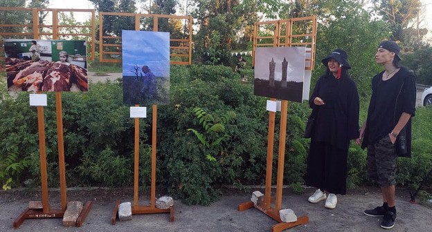 Выставка работ участников лаборатории "Фотография" на церемонии закрытия фестиваля "Глокализация". Элиста, 14 июня. Фото Бадмы Бюрчиева для "Кавказского узла" Выставка работ участников лаборатории "Фотография" на церемонии закрытия фестиваля "Глокализация". Элиста, 14 июня. Фото Бадмы Бюрчиева для "Кавказского узла"