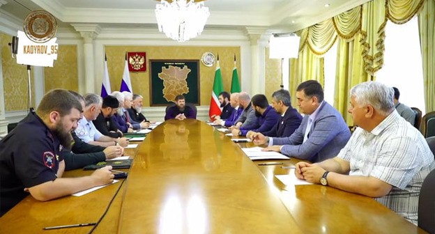 Участники заседания оперативного штаба Чечни по борьбе с коронавирусом. Стоп-кадр видеоролика на странице Рамзана Кадырова в соцсети "ВКонтакте". https://vk.com/ramzan?z=video279938622_456244324%2F566cf17073650f8571%2Fpl_wall_279938622 Участники заседания оперативного штаба Чечни по борьбе с коронавирусом. Стоп-кадр видеоролика на странице Рамзана Кадырова в соцсети "ВКонтакте". https://vk.com/ramzan?z=video279938622_456244324%2F566cf17073650f8571%2Fpl_wall_279938622