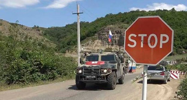 Подразделение военной полиции российского миротворческого контингента в Нагорном Карабахе обеспечивает безопасность передвижения гражданского транспорта. Фото пресс-службы МО России
Подразделение военной полиции российского миротворческого контингента в Нагорном Карабахе обеспечивает безопасность передвижения гражданского транспорта. Фото пресс-службы МО России
