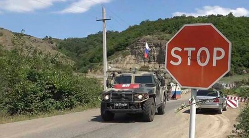 Подразделение военной полиции российского миротворческого контингента в Нагорном Карабахе обеспечивает безопасность передвижения гражданского транспорта. Фото пресс-службы МО России
Подразделение военной полиции российского миротворческого контингента в Нагорном Карабахе обеспечивает безопасность передвижения гражданского транспорта. Фото пресс-службы МО России