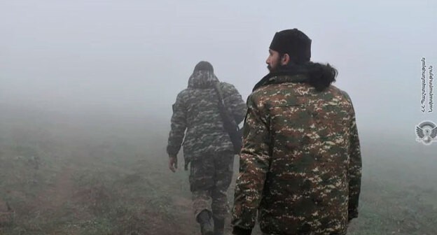 Священник и военнослужащий армянской армии. Фото пресс-службы МО Армении Священник и военнослужащий армянской армии. Фото пресс-службы МО Армении