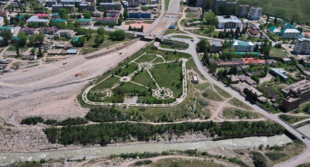 Город Тырныауз и селепропускной лоток. Фото http://vgistikhiya.ru/index.php/novosti-i-ob-yavleniya/310-obsledovanie-opolznya-buzulgan-i-bassejna-r-gerkhozhansu-18-20-maya-2021-g Город Тырныауз и селепропускной лоток. Фото http://vgistikhiya.ru/index.php/novosti-i-ob-yavleniya/310-obsledovanie-opolznya-buzulgan-i-bassejna-r-gerkhozhansu-18-20-maya-2021-g
