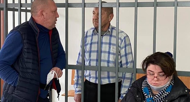 Ставропольский юрист Сергей Мараков и его адвокаты в Ленинском райсуде Грозного. Скриншот поста на странице Андрея Сабинина в Facebook https://www.facebook.com/photo?fbid=3971759139515270&set=a.511013482256537 Ставропольский юрист Сергей Мараков и его адвокаты в Ленинском райсуде Грозного. Скриншот поста на странице Андрея Сабинина в Facebook https://www.facebook.com/photo?fbid=3971759139515270&set=a.511013482256537