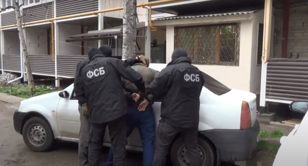 ФСБ задерживает подозреваемого. Скриншот видео https://youtu.be/-_LDs5-jIlQ ФСБ задерживает подозреваемого. Скриншот видео https://youtu.be/-_LDs5-jIlQ