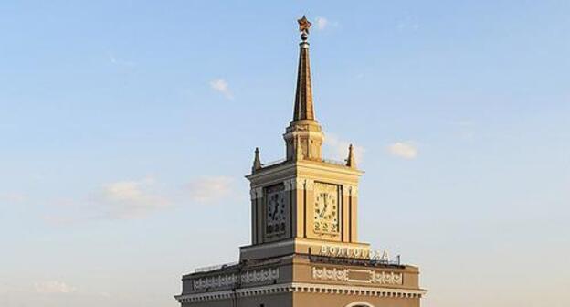 Часы на здании железнодорожного вокзала в Волгограде. Фото: A.Savin https://ru.wikipedia.org Часы на здании железнодорожного вокзала в Волгограде. Фото: A.Savin https://ru.wikipedia.org