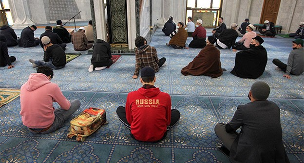 Верующие в мечети. Фото: REUTERS/Алексей Насыров Верующие в мечети. Фото: REUTERS/Алексей Насыров