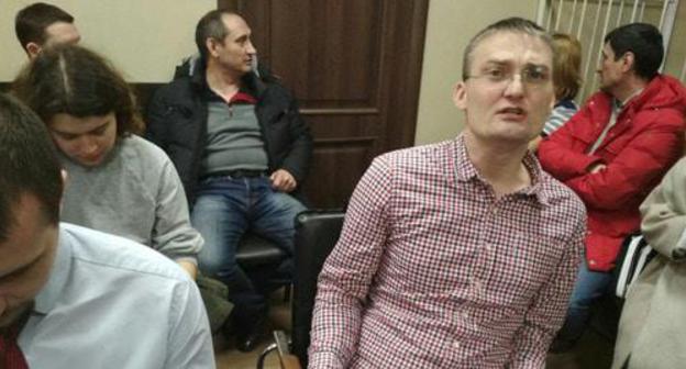 Адвокат Михаил Беньяш (справа) с защитниками в Ленинском районном суде Краснодара. Сентябрь 2019 г. Фото Александра Савельева для "Кавказского узла" Адвокат Михаил Беньяш (справа) с защитниками в Ленинском районном суде Краснодара. Сентябрь 2019 г. Фото Александра Савельева для "Кавказского узла"