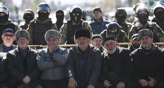 Участники акции протеста в Магасе. Фото: REUTERS/Maxim Shemetov Участники акции протеста в Магасе. Фото: REUTERS/Maxim Shemetov