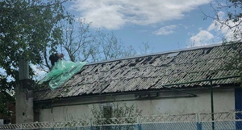 Крыша дома, поврежденная в результате града. Фото пресс-службы администрации Краснодарского края Крыша дома, поврежденная в результате града. Фото пресс-службы администрации Краснодарского края