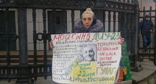 Жительница Волгоградской области Светлана Котлярова во время пикета. Волгоград, декабрь 2019 года. Фото предоставлено "Кавказскому узлу" Светланой Котляровой Жительница Волгоградской области Светлана Котлярова во время пикета. Волгоград, декабрь 2019 года. Фото предоставлено "Кавказскому узлу" Светланой Котляровой