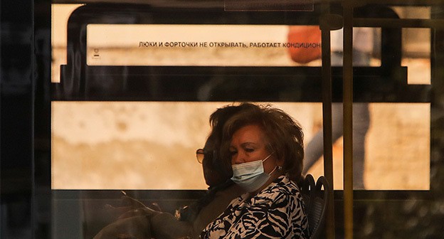 Женщина в защитной маске в общественном транспорте. Абстрактная иллюстрация. Фото REUTERS/Максим Шеметов Женщина в защитной маске в общественном транспорте. Абстрактная иллюстрация. Фото REUTERS/Максим Шеметов