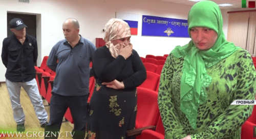 Задержанные за колдовство в Чечне. Скриншот с видео в YouTube-канале ЧГТРК "Грозный" от 27 июня 2021 года, https://www.youtube.com/watch?v=hI10dFieKwI. Задержанные за колдовство в Чечне. Скриншот с видео в YouTube-канале ЧГТРК "Грозный" от 27 июня 2021 года, https://www.youtube.com/watch?v=hI10dFieKwI.