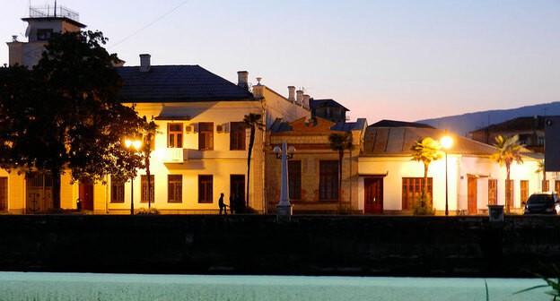 Набережная Сухума. Фото karel291 https://commons.wikimedia.org/wiki/Category:Sukhumi Набережная Сухума. Фото karel291 https://commons.wikimedia.org/wiki/Category:Sukhumi