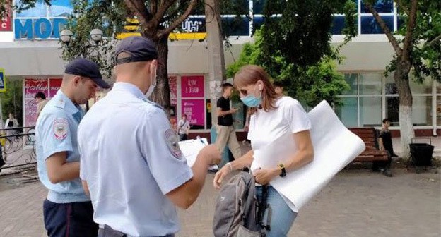 Елена Байбекова общается с сотрудниками полиции. 4 июня 2021 года. Фото Алены Садовской для "Кавказского узла" Елена Байбекова общается с сотрудниками полиции. 4 июня 2021 года. Фото Алены Садовской для "Кавказского узла"