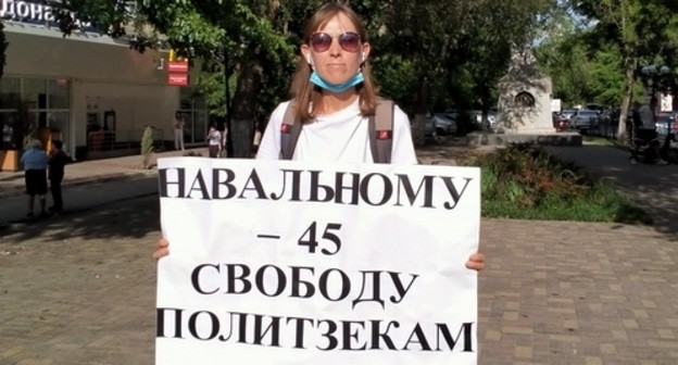 Активистка Елена Байбекова проводит одиночный пикет в поддержку Навального. Астрахань, 4 июня 2021 года. Фото Алены Садовской для "Кавказского узла". Активистка Елена Байбекова проводит одиночный пикет в поддержку Навального. Астрахань, 4 июня 2021 года. Фото Алены Садовской для "Кавказского узла".