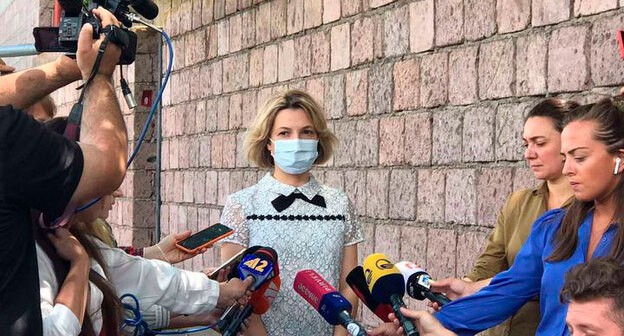 Народный защитник Нино Ломджария у входа на территорию интерната в Ниноцминде. Фото пресс-службы омбудсмен Грузии Народный защитник Нино Ломджария у входа на территорию интерната в Ниноцминде. Фото пресс-службы омбудсмен Грузии