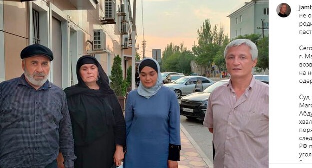 Муртазали Гасангусейнов (слева) у здания суда. суда. Скриншот сообщения https://www.instagram.com/p/CQrEo9vHBRo/ Муртазали Гасангусейнов (слева) у здания суда. суда. Скриншот сообщения https://www.instagram.com/p/CQrEo9vHBRo/