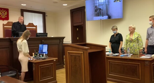 Оглашение постановления Верховного суда об изменении подсудности рассмотрения апелляционных жалоб Дмитрия Новикова 28 июня 2021 года. Стоп-кадр из видео https://www.youtube.com/watch?v=7hsCc0hlAjo. Оглашение постановления Верховного суда об изменении подсудности рассмотрения апелляционных жалоб Дмитрия Новикова 28 июня 2021 года. Стоп-кадр из видео https://www.youtube.com/watch?v=7hsCc0hlAjo.
