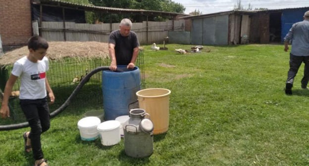 Житель ингушского села набирает воду в бочку. Фото: пресс-служба администрации Малгобекского района http://malgobek-rn.com/index.php/home/12053-2021-06-29-13-05-06.html Житель ингушского села набирает воду в бочку. Фото: пресс-служба администрации Малгобекского района http://malgobek-rn.com/index.php/home/12053-2021-06-29-13-05-06.html