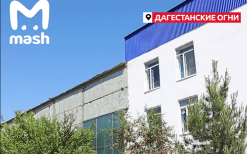 Детский сад и кирпичный завод стоят впритык друг к другу. Стоп-кадр из видеоролика Mash в соцсети "ВКонтакте" от 24 мая, https://vk.com/video-112510789_456272048?list=823e858a03350524a7 Детский сад и кирпичный завод стоят впритык друг к другу. Стоп-кадр из видеоролика Mash в соцсети "ВКонтакте" от 24 мая, https://vk.com/video-112510789_456272048?list=823e858a03350524a7