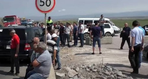 Жители сел Ширакской области заблокировали движение по дороге Гюмри - Ереван. Кадр видео VESTI AM https://vesti.am/post/292945/ru Жители сел Ширакской области заблокировали движение по дороге Гюмри - Ереван. Кадр видео VESTI AM https://vesti.am/post/292945/ru
