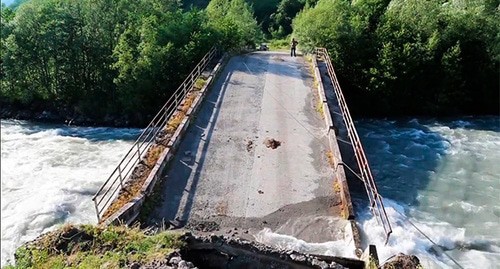 Обрушение моста в Абхазии. Фото: МЧС России Обрушение моста в Абхазии. Фото: МЧС России