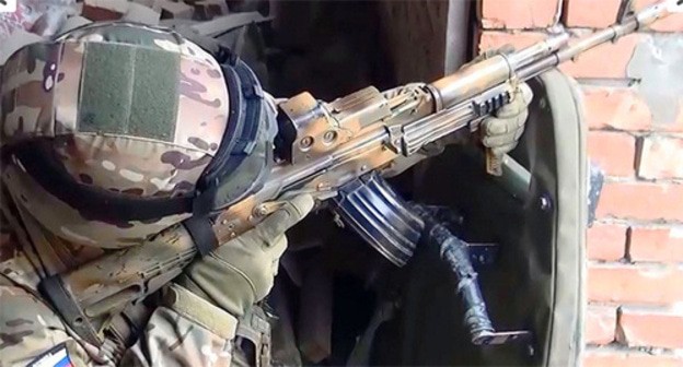 Представитель силовых структур на спецоперации. Фото: http://nac.gov.ru/nakmessage/2015/04/02/v-khasavyurte-neitralizovan-glavar-kizlyarskoi-bandgruppy.html Представитель силовых структур на спецоперации. Фото: http://nac.gov.ru/nakmessage/2015/04/02/v-khasavyurte-neitralizovan-glavar-kizlyarskoi-bandgruppy.html