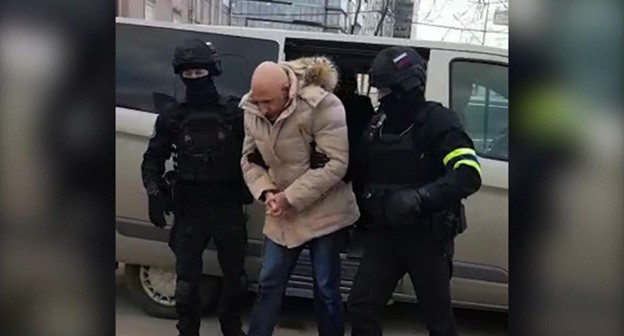 Сотрудники силовых структур ведут Александра Пономаренко. Апрель 2021 г. Фото: Официальный сайт Следком России sledcom.ru Сотрудники силовых структур ведут Александра Пономаренко. Апрель 2021 г. Фото: Официальный сайт Следком России sledcom.ru