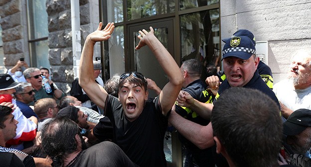 Протестующие штурмуют офис ЛГБТ-активистов на митинге против запланированного "Марша за достоинство" во время "Недели ЛГБТ" в Тбилиси, Грузия, 5 июля 2021 г. Фото: REUTERS/Ираклий Геденидзе Протестующие штурмуют офис ЛГБТ-активистов на митинге против запланированного "Марша за достоинство" во время "Недели ЛГБТ" в Тбилиси, Грузия, 5 июля 2021 г. Фото: REUTERS/Ираклий Геденидзе