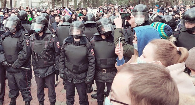 Полиция и участники акции 23 января в Ростове-на-Дону. Фото Константина Волгина для "Кавказского узла" Полиция и участники акции 23 января в Ростове-на-Дону. Фото Константина Волгина для "Кавказского узла"