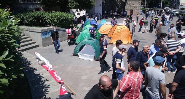Акция противников "Марша достоинства" в центре Тбилиси 05.07.21. Фото Беслана Кмузова для "Кавказского узла" Акция противников "Марша достоинства" в центре Тбилиси 05.07.21. Фото Беслана Кмузова для "Кавказского узла"