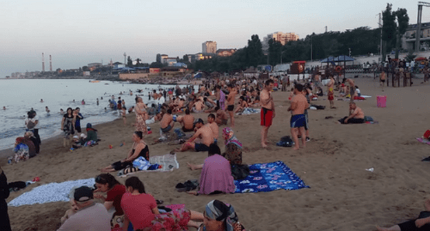 Отдыхающие на городском пляже в Махачкале. Кадр видео "Бюро переводов" https://www.youtube.com/watch?v=VHiui7lZNkM
Отдыхающие на городском пляже в Махачкале. Кадр видео "Бюро переводов" https://www.youtube.com/watch?v=VHiui7lZNkM