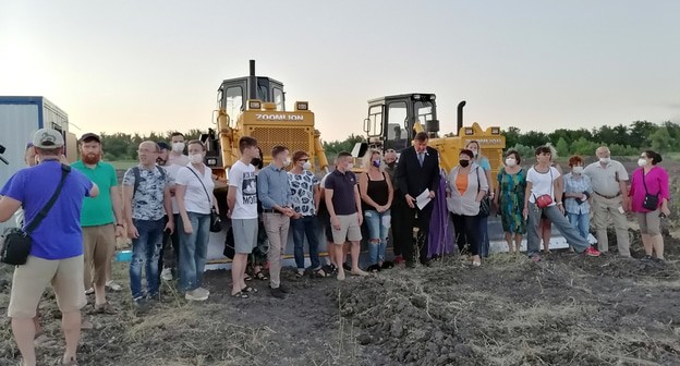 Участники акции против строительства дороги в Волго-Ахтубинской пойме. Фото Татьяны Филимоновой для "Кавказского узла" Участники акции против строительства дороги в Волго-Ахтубинской пойме. Фото Татьяны Филимоновой для "Кавказского узла"