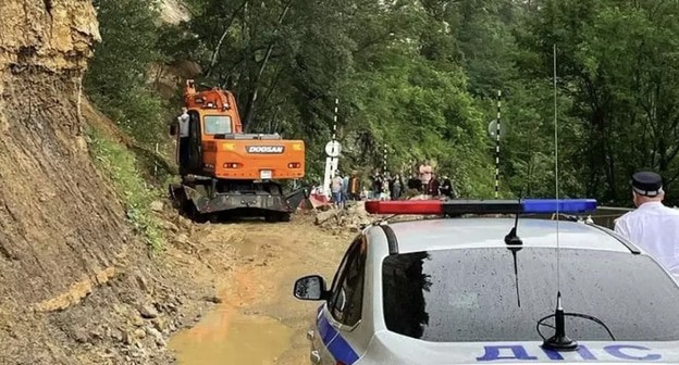 В результате обвала скальных пород перекрыт участок дороги Майкоп – Гузерипль. Фото: пресс-центр МВД по Республике Адыгея В результате обвала скальных пород перекрыт участок дороги Майкоп – Гузерипль. Фото: пресс-центр МВД по Республике Адыгея