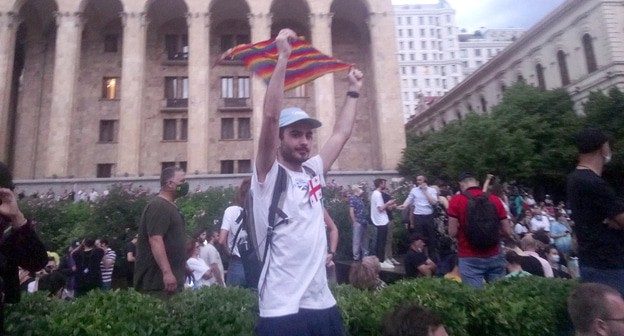 Участник митинга в поддержку журналистов в Тбилиси 06.07.2021. Фото Беслана Кмузова для "Кавказского узла" Участник митинга в поддержку журналистов в Тбилиси 06.07.2021. Фото Беслана Кмузова для "Кавказского узла"