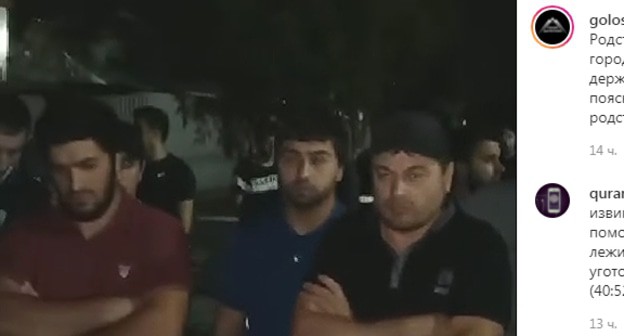 Родственники задержанного в Хасавюрте у здания горотдела полиции. Скриншот сообщения https://www.instagram.com/p/CRCd266oaeR/ Родственники задержанного в Хасавюрте у здания горотдела полиции. Скриншот сообщения https://www.instagram.com/p/CRCd266oaeR/