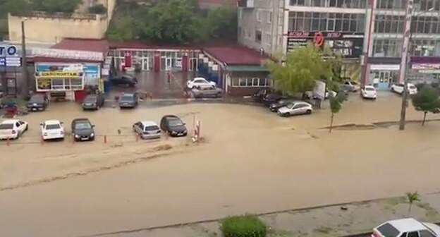 Ливень в Дагестане. 7 июля 2021 г. Скриншот видео РЕН ТВ Ливень в Дагестане. 7 июля 2021 г. Скриншот видео РЕН ТВ