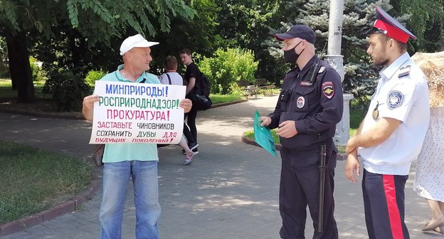 Сотрудник полиции записывает данные пикетчика. Фото Татьяны Филимоновой для "Кавказского узла" Сотрудник полиции записывает данные пикетчика. Фото Татьяны Филимоновой для "Кавказского узла"