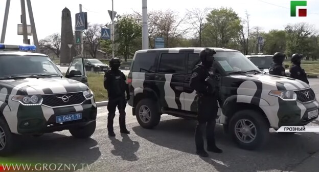 Полицейские в Грозном. Стоп-кадр из видео на канале ЧГТРК "Грозный" https://www.youtube.com/watch?v=rBL-u2jTFcQ Полицейские в Грозном. Стоп-кадр из видео на канале ЧГТРК "Грозный" https://www.youtube.com/watch?v=rBL-u2jTFcQ