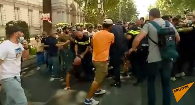 Нападение на журналистов в Тбилиси. Стоп-кадр видео https://www.youtube.com/watch?v=rik8355eRSg&t=3s Нападение на журналистов в Тбилиси. Стоп-кадр видео https://www.youtube.com/watch?v=rik8355eRSg&t=3s