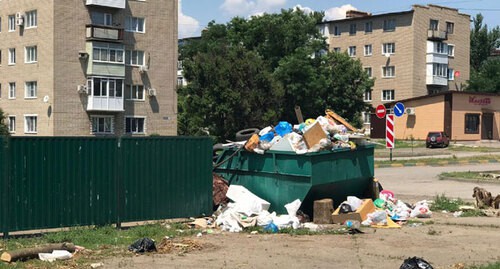 Свалка мусора около контейнерной площадки в Красном Сулине. Фото Вячеслава Прудникова для "Кавказского узла". Свалка мусора около контейнерной площадки в Красном Сулине. Фото Вячеслава Прудникова для "Кавказского узла".