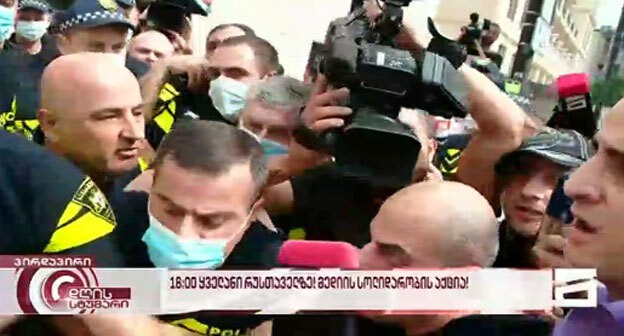 Активисты и сотрудники полиции около офиса "Грузинской мечты" в Тбилиси. Кадр видео, опубликованного в Telegram-канале "Sputnik Грузия" https://t.me/SputnikGeorgia/9489 Активисты и сотрудники полиции около офиса "Грузинской мечты" в Тбилиси. Кадр видео, опубликованного в Telegram-канале "Sputnik Грузия" https://t.me/SputnikGeorgia/9489