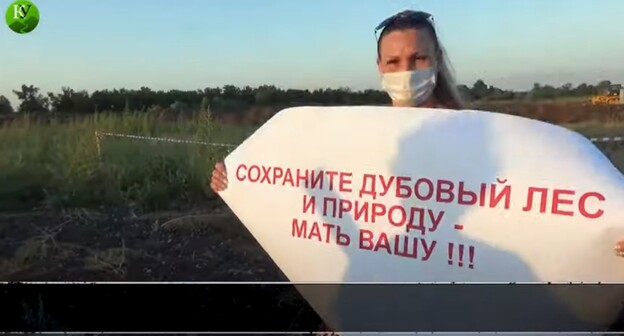 Татьяна Дмитриева во время схода противников вырубки дубов в Волго-Ахтубинской пойме 7 июля. Стопкадр из видео «Кавказского узла» https://youtu.be/6Y2mPwHCcFs Татьяна Дмитриева во время схода противников вырубки дубов в Волго-Ахтубинской пойме 7 июля. Стопкадр из видео «Кавказского узла» https://youtu.be/6Y2mPwHCcFs